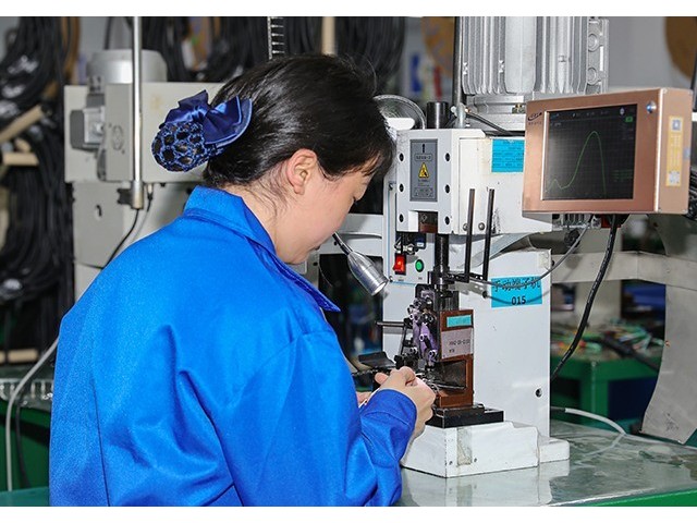 線束壓接工藝全解析：如何保障 0.01Ω 超低接觸電阻？